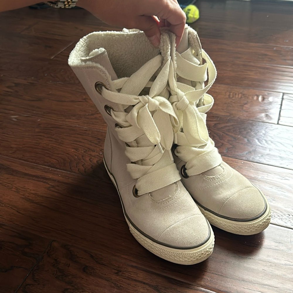Women’s RARE converse booties. Like Uggs but converse size 8 in cream suede.